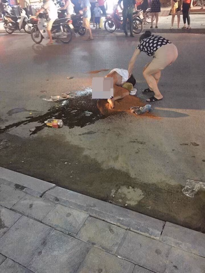 Theo thông tin người đăng tải, cô gái bị tấn công trong bức ảnh là chủ một tiệm spa. Cô này được cho là có quan hệ bất chính với một nam thanh niên đã có vợ. Sau khi phát hiện, người vợ tổ chức đánh ghen, đổ nước mắm và ớt vào người cô gái.