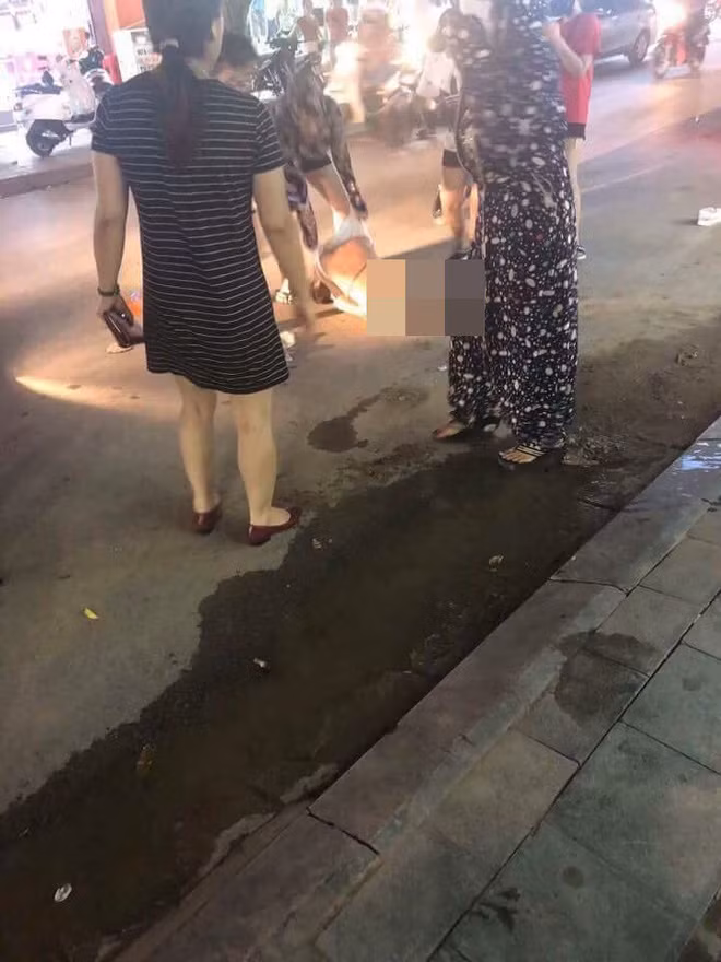 Sau khi những hình ảnh cô gái nghi bị đánh ghen, lột đồ trên phố được đăng tải lên mạng đã thu hút sự chú ý của cộng đồng mạng. Đa phần cho rằng, hành động ngoại tình là vi phạm pháp luật, đáng lên án, tuy nhiên việc người vợ lột đồ để làm nhục tình địch giữa đường cũng là điều không nên.