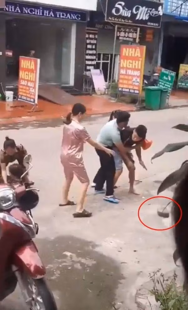 Người vợ đánh ghen nên túm chặt tóc của cô nàng bồ nhí để mắng chửi và đánh đập, còn người mẹ đi cùng dùng dép để tát tới tấp vào đầu "tiểu tam". Tuy nhiên người vợ chẳng thể nào ra tay tiếp được bởi đã bị chồng lao vào giằng co, đánh đập.