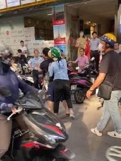 Cô gái bị cho là bồ nhí trong bộ váy đen hở hang bị người vợ đánh nhưng không thể phản kháng, chỉ khóc lóc và la hét giữa đường.