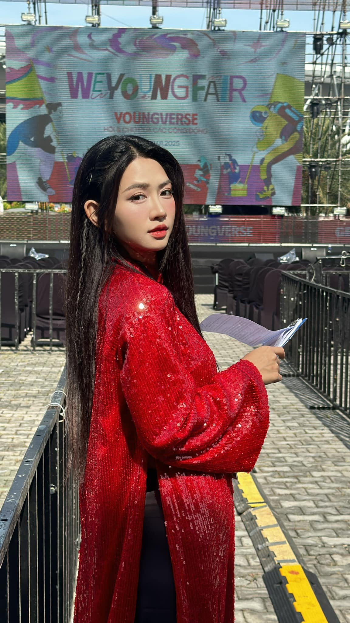 Được biết, đây là hình ảnh mà Lê Bống ghi lại làm kỉ niệm, khi tham gia sự kiện của Genshin Impact. Những khoảnh khắc này đăng tải ngay lập tức đã thu hút sự chú ý mạnh mẽ từ cộng đồng mạng.