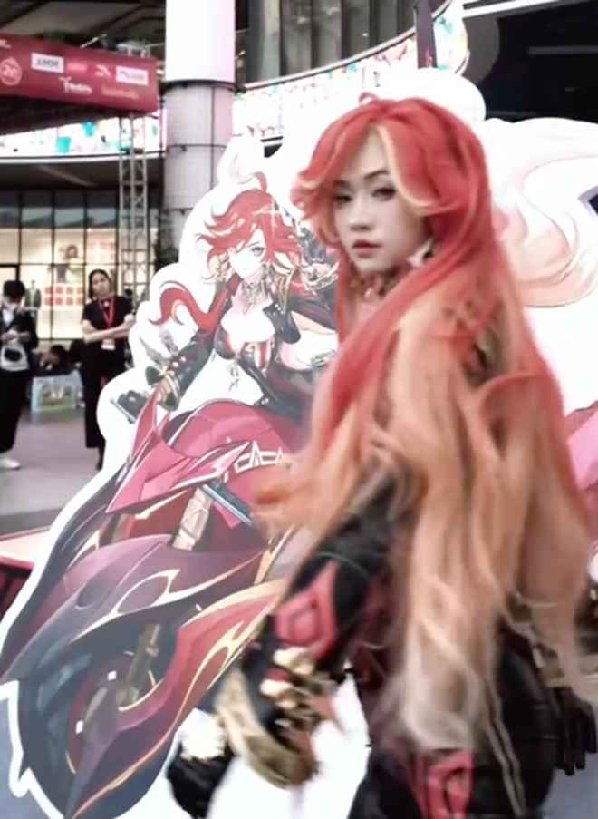 Dù trước đây từng thực hiện nhiều bộ cosplay ấn tượng, nhưng lần này, với sự biến hóa hoàn hảo, Lê Bống khiến người xem trầm trồ.