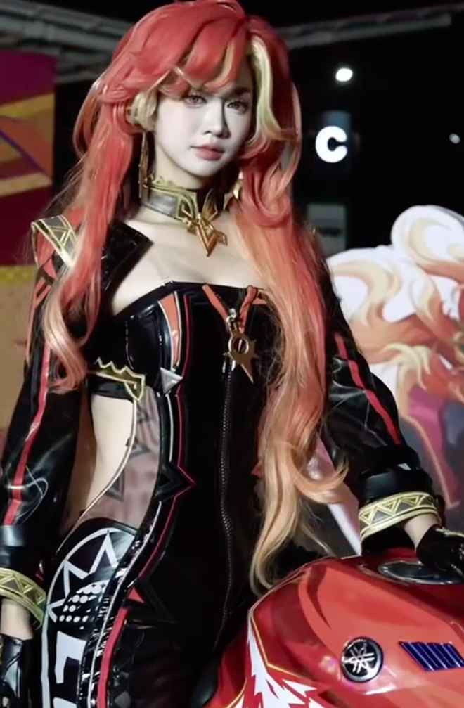 Vẻ ngoài gợi cảm, bên trong toát lên thần thái chiến binh mạnh mẽ, đầy kiêu hãnh của Mavuika được Lê Bống truyền tải gần như tuyệt đối.