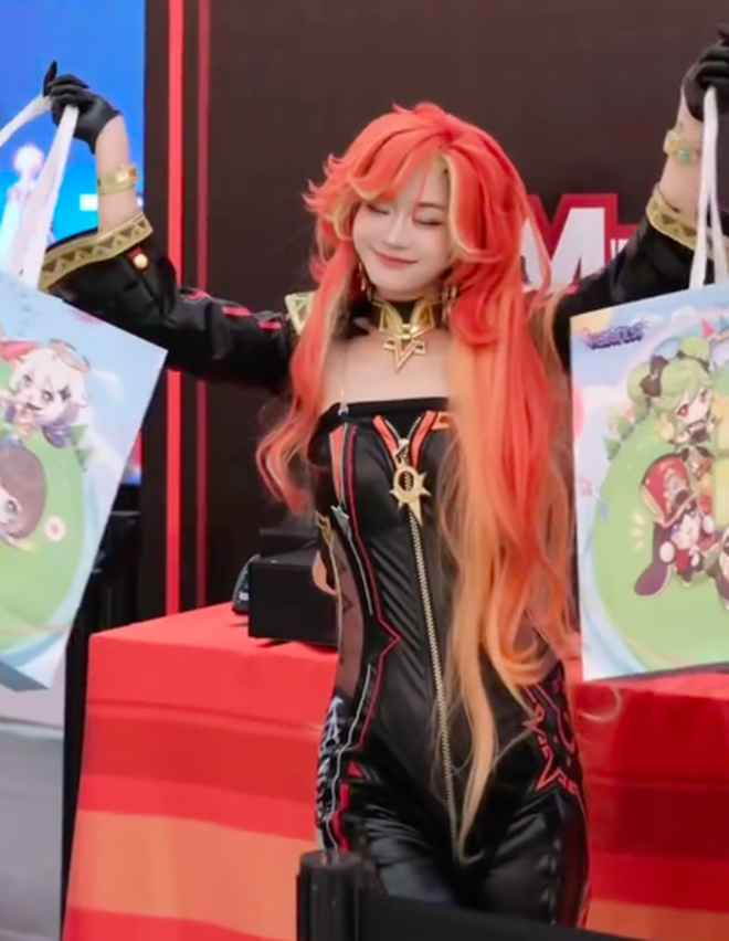 Với màn cosplay mới này, Lê Bống đã khiến người xem cảm nhận được sự cuốn hút từ ánh mắt sự tự tin trong từng động tác.