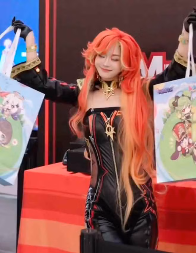 Với màn cosplay mới này, Lê Bống đã khiến người xem cảm nhận được sự cuốn hút từ ánh mắt sự tự tin trong từng động tác.