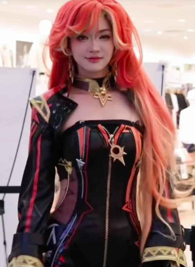 Không chỉ vậy, thần thái của Lê Bống khi vào vai vị hỏa thần cũng vô cùng ấn tượng, mang lại cảm giác mạnh mẽ nhưng cũng không thiếu phần nữ tính.