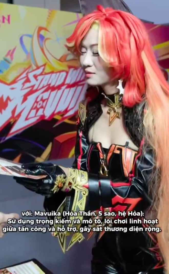 Với sự khéo léo và tỉ mỉ, Lê Bống đã thành công khi tái hiện từng chi tiết trong bộ trang phục của Mavuika. Từ mái tóc dài đỏ rực cho đến các phụ kiện độc đáo tất cả đều được chuẩn bị rất công phu, kỹ lưỡng.