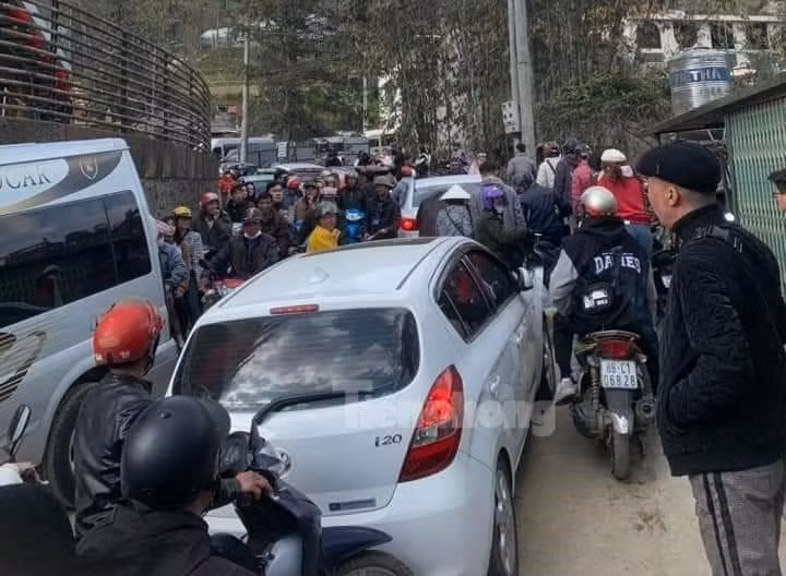 Những tuyến đường dẫn xuống bản ở Sa Pa đông khách du lịch dẫn đến cảnh ùn tắc giao thông.