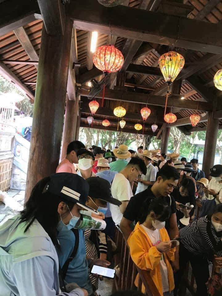 Hình ảnh khách phải xếp hàng tại khu du lịch Tràng An.