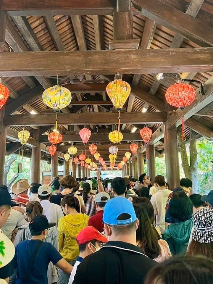Trên các diễn đàn mạng, bức ảnh khu du lịch Tràng An đông nghịt khách xếp hàng để đi du thuyền hay thăm quan quần thể tại đây được netizen đăng tải.