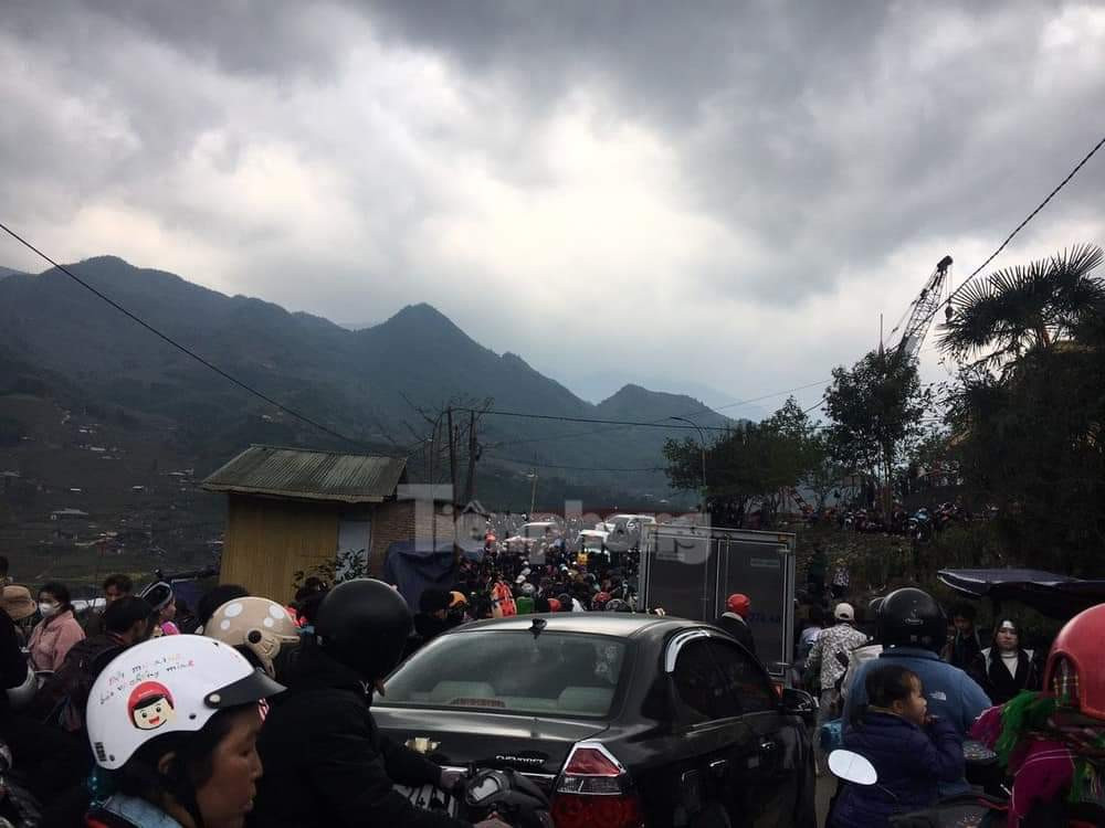 Dẫu vậy, theo miêu tả của netizen đang có mặt tại Sa Pa đây chỉ là ùn ứ cục bộ và ngay sau đó đã được thông xe.