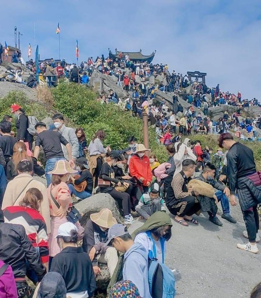 Nhiều người dân đã đến chùa Đồng - Yên Tử để cầu mong một năm mới bình an.