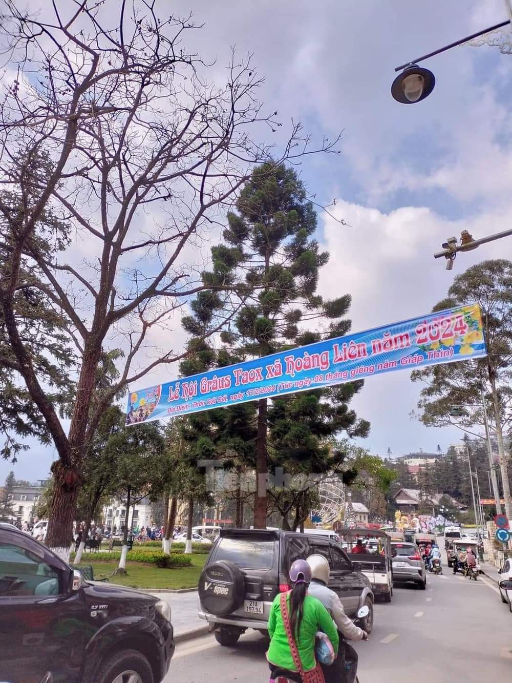 Bên cạnh việc đi chùa chiền đầu năm, nhiều người cũng chọn dịp Tết Nguyên đán để nghỉ dưỡng. Tại một số điểm đến như Sa Pa, Hà Giang hay Tam Đảo cũng đã xuất hiện cảnh đông đúc của du khách ngay những ngày đầu năm mới.