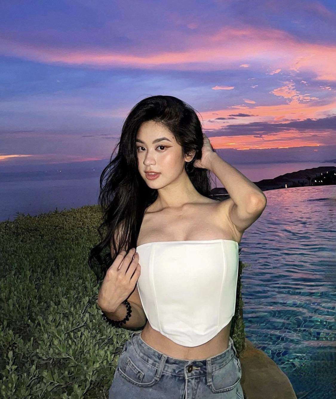 Dưới phần bình luận, Hàn Hằng nhận được nhiều lời khen nhờ cách mix đồ đơn giản nhưng vẫn rất "trendy", bắt mắt.