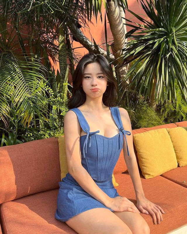 Những chiếc áo nịt ngực thời Phục Hưng là hot item được nhiều chị em săn lùng nhiều nhất nhờ khả năng tôn vóc dáng người mặc. Các cô gái dễ dàng khoe được vòng eo thon nhỏ mà không kém phần thời thượng nhờ cách mix&amp;match với các món đồ hợp mốt nhằm “thăng hạng” phong cách và Hàn Hằng là một trong những cô nàng như vậy.