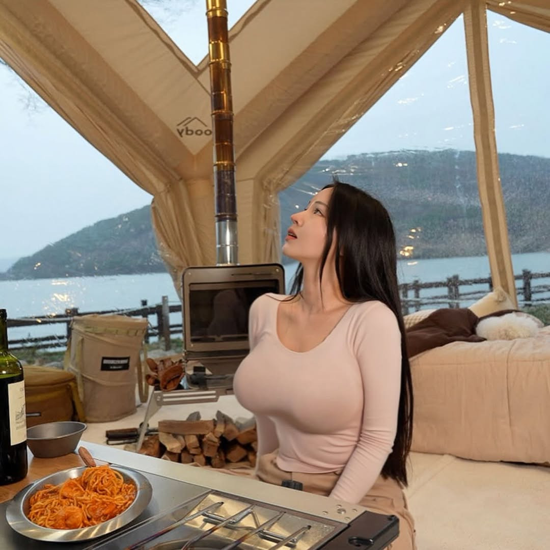 Dù có sấm sét, mưa giông hay bão tuyết tràn về…, thần thái thư giãn cũng các tư thế gây “bức bối” của nàng hot girl này sẽ trấn an người xem, rằng tất cả chỉ là một màn dạo chơi.