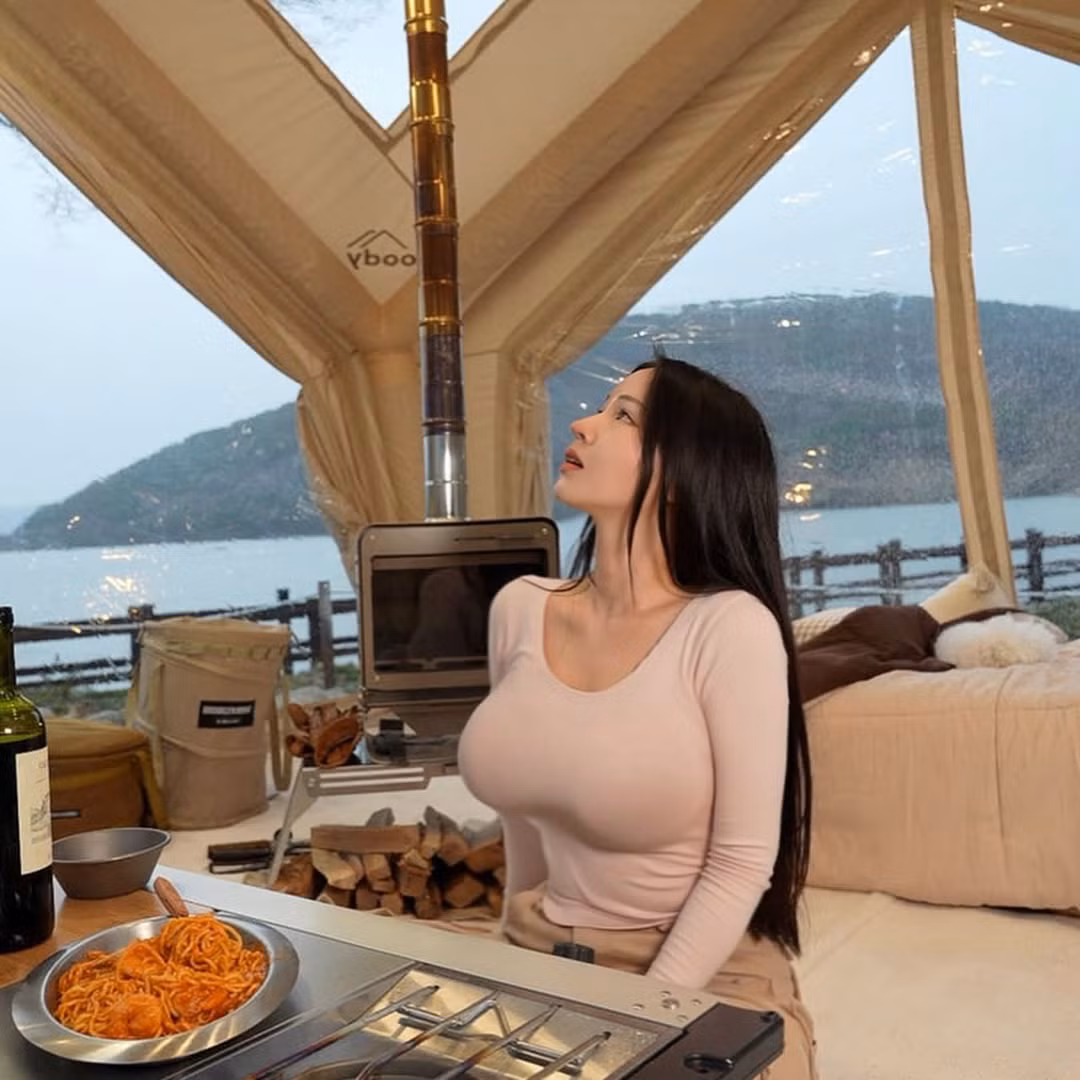 Dù có sấm sét, mưa giông hay bão tuyết tràn về…, thần thái thư giãn cũng các tư thế gây “bức bối” của nàng hot girl này sẽ trấn an người xem, rằng tất cả chỉ là một màn dạo chơi.