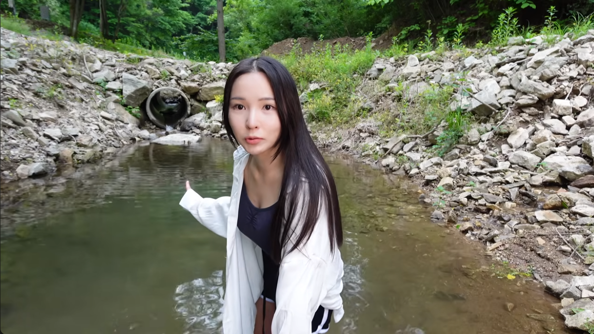 Điều khiến người xem “nóng mặt” chính là phong cách táo bạo, gợi cảm nhưng vẫn gần gũi, mộc mạc mà cô mang lại trong từng khung hình.