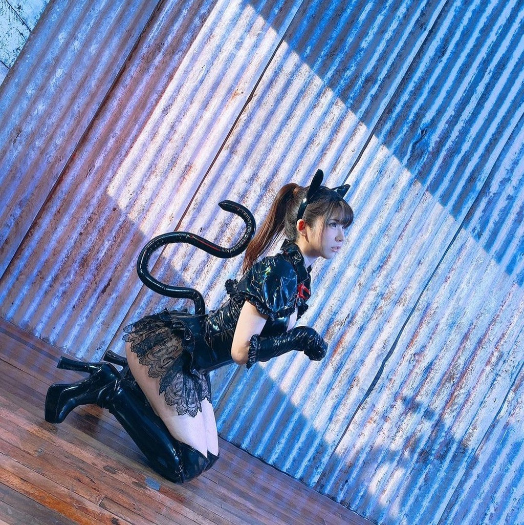 Năm 2016, Enako gây bất ngờ trên mạng khi tiết lộ kiếm được hơn 1 triệu yen/tháng nhờ nghề cosplay. Những năm sau đó, cô nàng cho biết có mức thu nhập lớn dần theo thời gian.