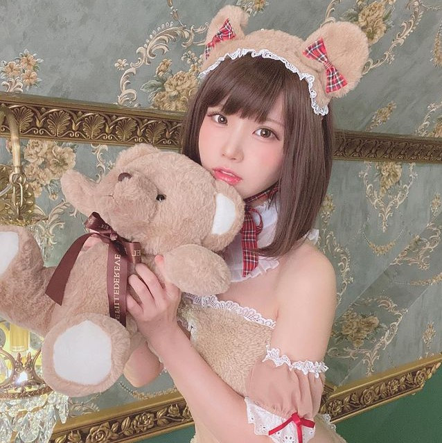 Tuy nhiên, sau khi hot girl Nhật Bản công khai thu nhập, một số dân mạng bày tỏ sự phản đối, cho rằng việc cô khoe kiếm được nhiều tiền trong lúc người dân gặp khó khăn trong mùa dịch là không nên. "Tôi mong bạn không tiết lộ thu nhập của mình. Tôi biết bạn làm việc chăm chỉ, nhưng chỉ muốn bạn hãy nghĩ đến cảm xúc của những người đang khó khăn dù họ cũng nỗ lực rất nhiều", một tài khoản bình luận.