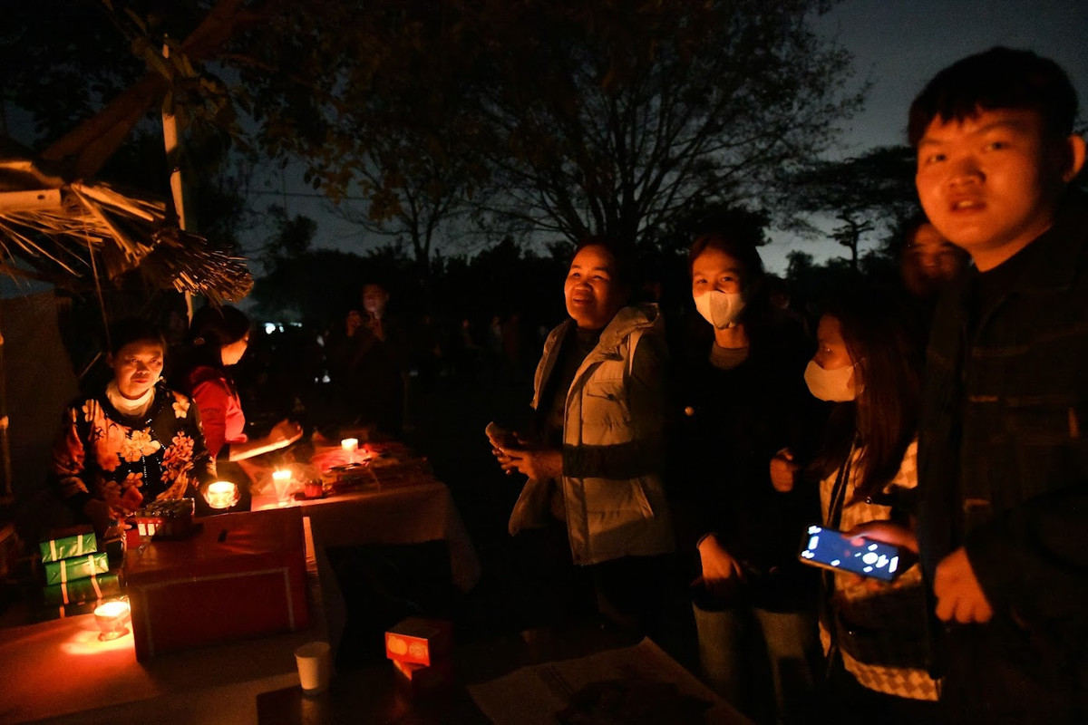 Người đi chợ Âm Dương chỉ để cầu may, trút bỏ muộn phiền, không quá quan tâm đến việc trao đổi mua bán. Trong chợ người mua không mặc cả, người bán không ra giá.