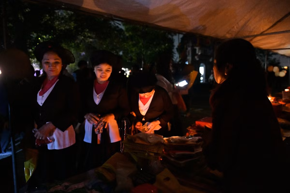 Chợ Âm Dương chủ yếu bán hàng mã, hương dùng để đốt cho người đã khuất, ngoài ra còn bán rượu, trầu cau, muối và hoa quả như đu đủ, táo…