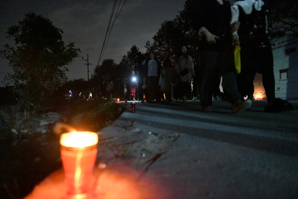 Người dân tin rằng, hòa lẫn trong dòng người đến phiên chợ đêm sẽ có cả linh hồn của ông bà, người thân hiện về tìm gặp lại mọi người. Đi chợ Âm Dương cũng là một hình thức để an ủi, động viên nhau xua tan đi nỗi buồn, thương nhớ người thân đã khuất.