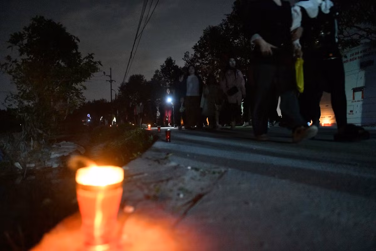 Người dân tin rằng, hòa lẫn trong dòng người đến phiên chợ đêm sẽ có cả linh hồn của ông bà, người thân hiện về tìm gặp lại mọi người. Đi chợ Âm Dương cũng là một hình thức để an ủi, động viên nhau xua tan đi nỗi buồn, thương nhớ người thân đã khuất.