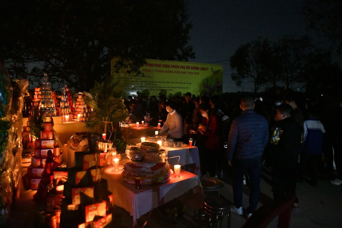 Theo các tài liệu sử sách để lại, chợ Âm Dương có từ năm Nhâm Dần 43 sau Công nguyên và chỉ được họp phiên duy nhất vào đêm mùng 4 và kết thúc vào rạng sáng ngày mùng 5 Tháng Giêng. Với ý nghĩa chợ họp là cơ hội để người đã mất và người sống được gặp lại nhau.