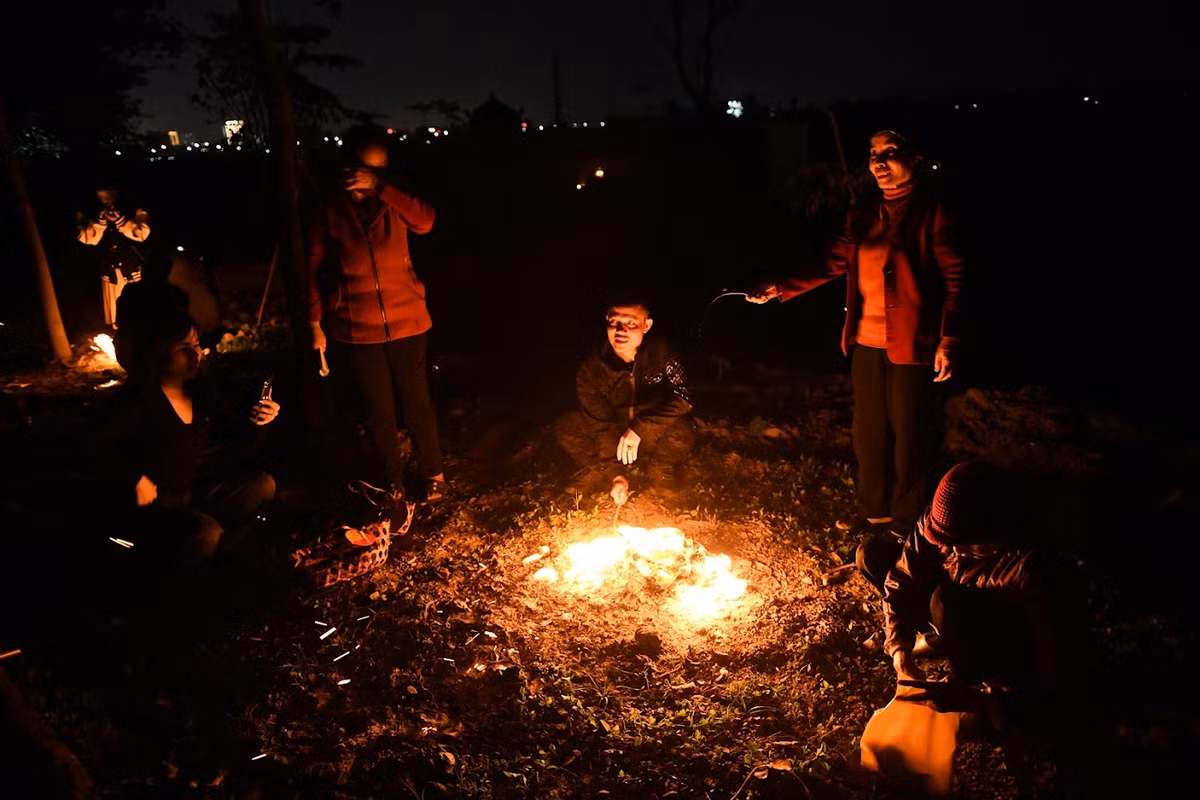 Khung cảnh chợ hiu hắt, không gian tối om như mực, thứ duy nhất chỉ đường dẫn lối cho người mua kẻ bán là ánh nến le lói trong từng gian hàng.