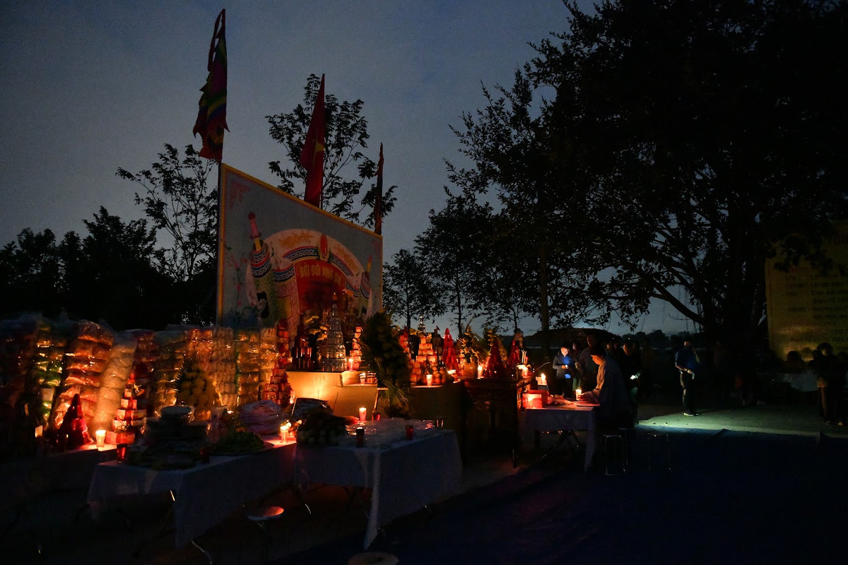 Chợ Âm Dương - nơi "mua may, bán rủi", nằm tại Làng Ó (khu Xuân Ổ, phường Võ Cường, TP Bắc Ninh). Tương truyền, mỗi năm chợ chỉ họp một lần vào đêm mùng 4 rạng sáng mùng 5 Tết.