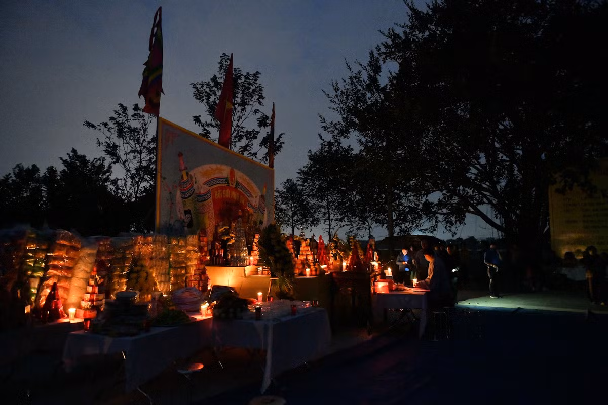 Chợ Âm Dương - nơi "mua may, bán rủi", nằm tại Làng Ó (khu Xuân Ổ, phường Võ Cường, TP Bắc Ninh). Tương truyền, mỗi năm chợ chỉ họp một lần vào đêm mùng 4 rạng sáng mùng 5 Tết.