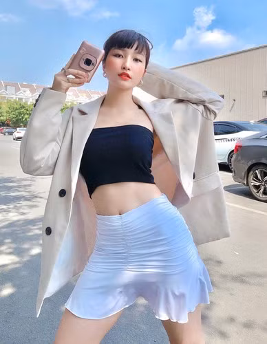 Cụ thể, Heri Trương chọn mặc set đồ thể thao. Cô nhanh tay lăng xê xu hướng thời trang đi tất kết hợp cùng dép lê như các tín đồ thời trang thế giới.