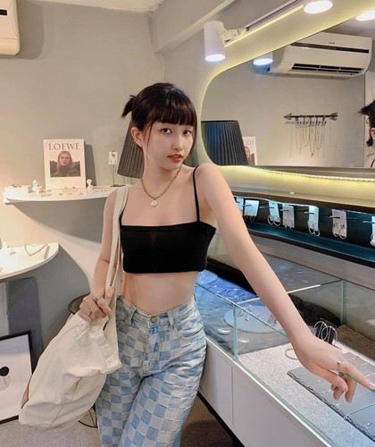 Đường cong hình thể quyến rũ của Heri Trương được phô diễn đẹp mắt qua góc chụp nghiêng.