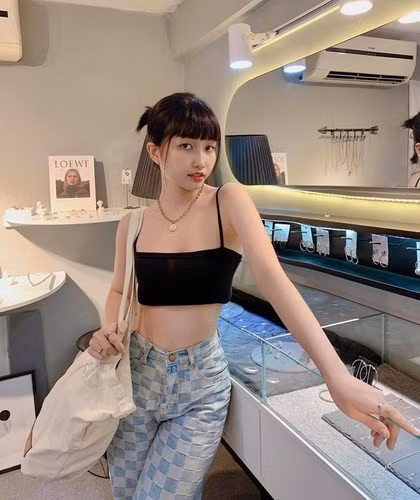 Đường cong hình thể quyến rũ của Heri Trương được phô diễn đẹp mắt qua góc chụp nghiêng.