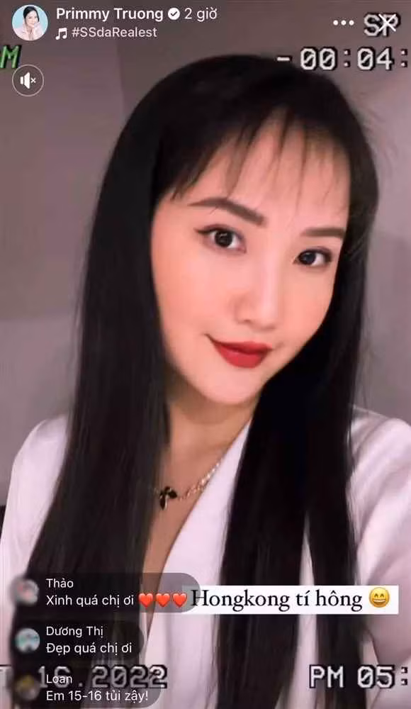 Cụ thể, bà xã thiếu gia Phan Thành làm tóc, lên đồ, make-up kĩ càng.