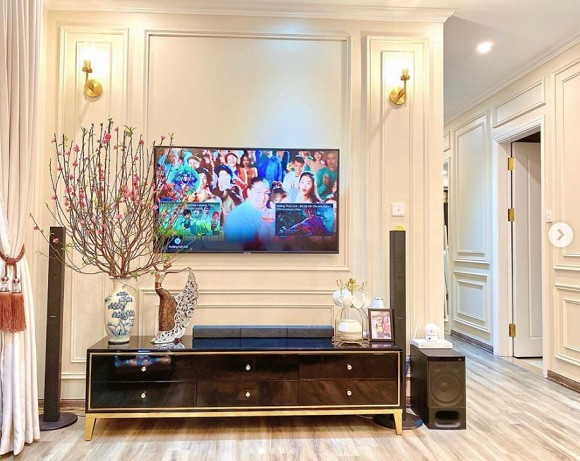 Mới đây, Ly Kute còn khiến nhiều người không khỏi ngưỡng mộ khi tậu về hàng loạt đồ hiệu sang chảnh. Loạt hình chụp hot mom đi đồ hiệu được người đẹp chia sẻ trên trang mạng xã hội cá nhân đã thu hút mạnh mẽ sự chú ý của dân tình.