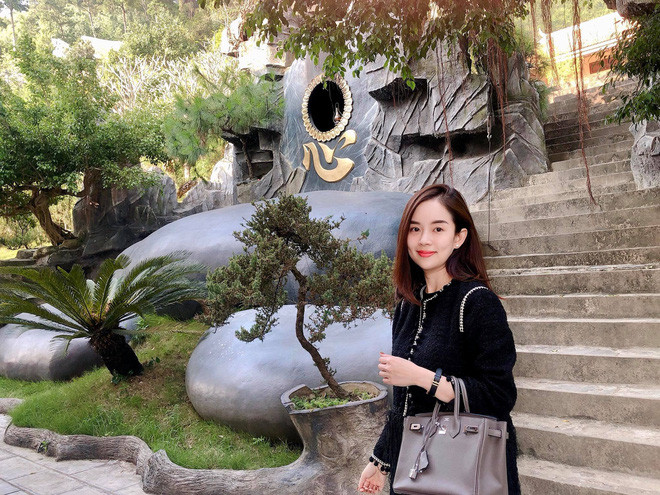 Việc liên tục cho lên sóng các món đồ hiệu sang trọng đã phần nào nói lên khả năng tài chính vững chắc của Ly Kute, đặc biệt là khi người đẹp đang phải một mình nuôi con nhỏ.