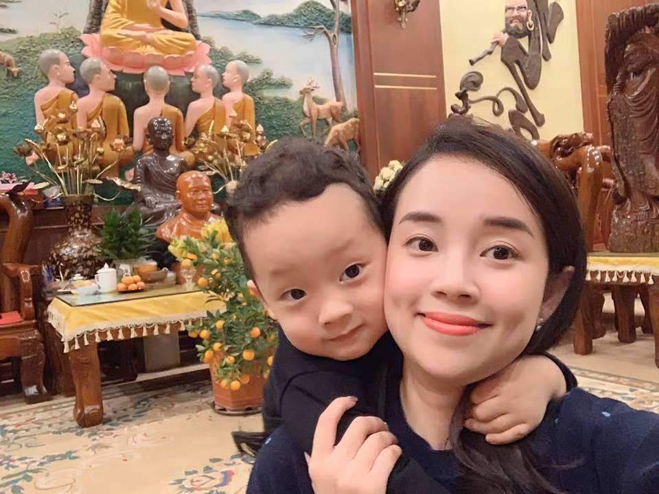 Ngay dưới phần bình luận bức ảnh của Ly Kute đăng tải, dân mạng đã không khỏi trầm trồ ngưỡng mộ hot mom này: "Ngưỡng mộ em quá, lúc nào cũng xinh đẹp và tài giỏi nữa"; "Ôi trời, toàn đồ hàng hiệu đắt tiền"; "Nhìn sang chảnh quá, hoa hết cả mắt"....