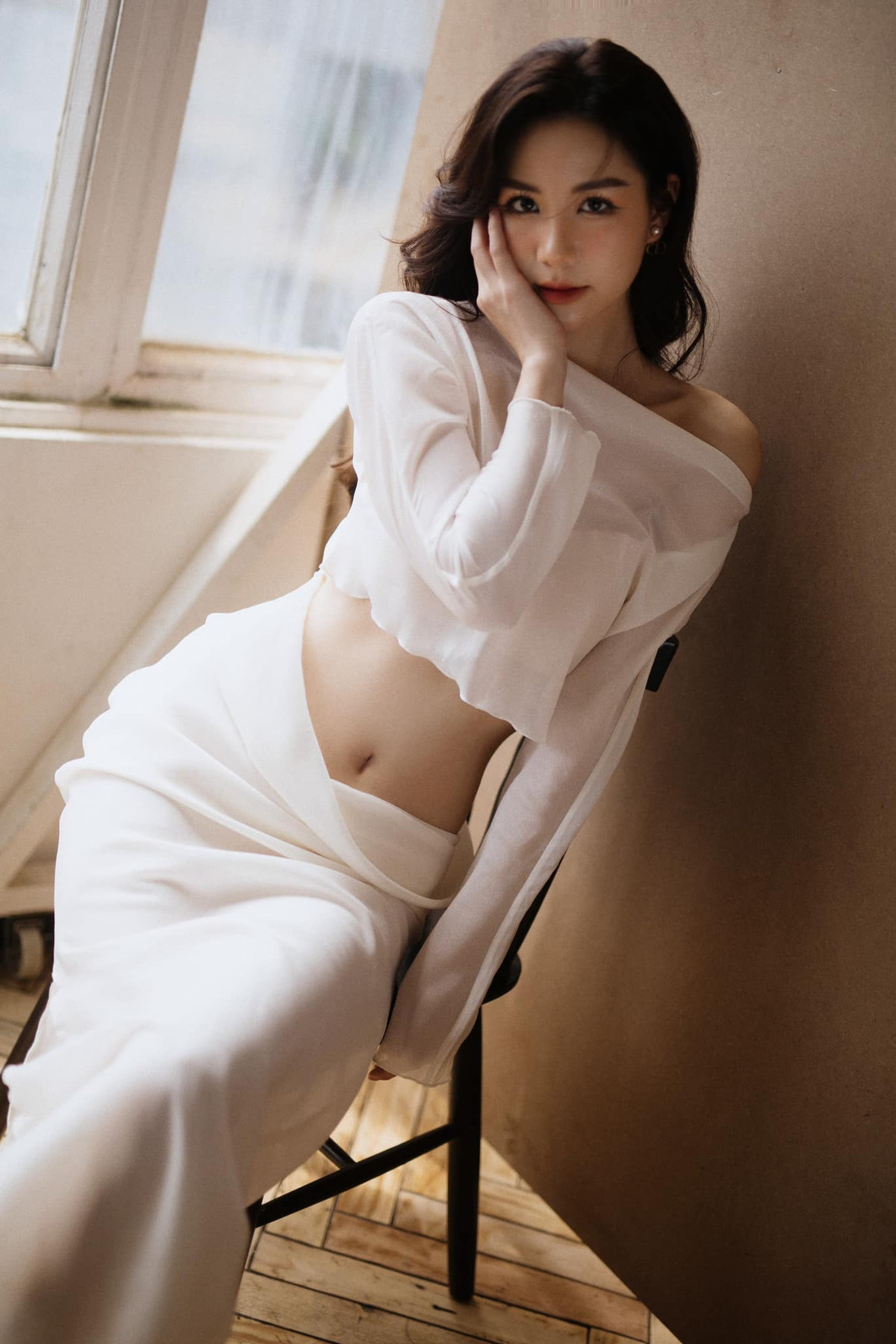 Tuy nhiên cũng xuất hiện những bình luận thắc mắc về chú rể, có người còn khẳng định chắc chắn đây phải là đại gia hoặc thiếu gia thì mới cưới được cô dâu xinh đẹp như Minh Phụng.