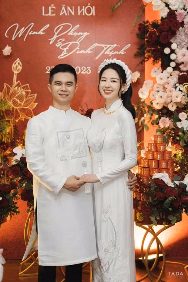 Với nhan sắc của mình đã giúp clip do Minh Phụng đăng tải thu về 2 triệu lượt xem trong 19 tiếng đồng hồ và nhận được hàng nghìn bình luận.