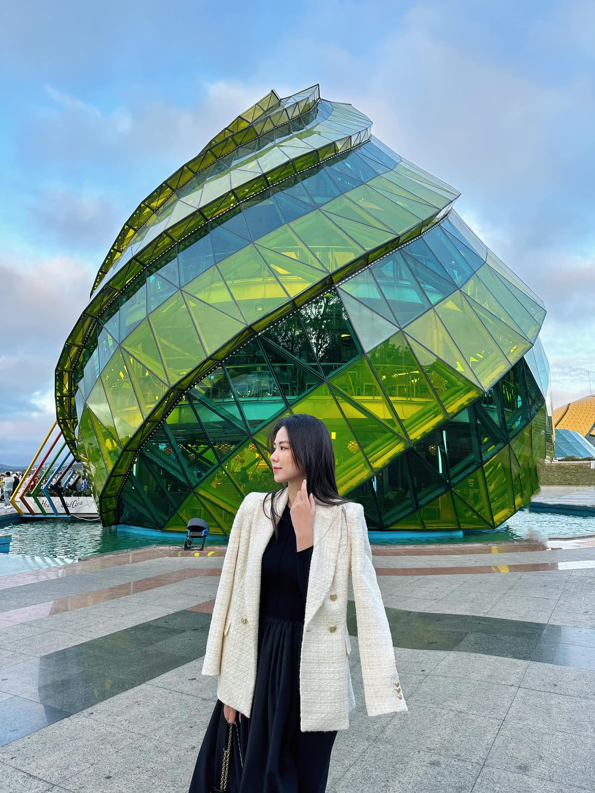 Trong suốt thời gian này, cả hai yêu xa vì Thịnh là người Đà Nẵng còn Phụng sống và làm việc tại Hà Nội. Tuy nhiên cặp đôi cũng không thấy quá xa cách hay gặp trở ngại gì vì anh chàng thường xuyên bay ra thăm người yêu. Vợ chồng Minh Phụng làm đám hỏi vào cuối tháng 5 và đến ngày 16/12 vừa qua, cặp đôi chính thức về chung một nhà.