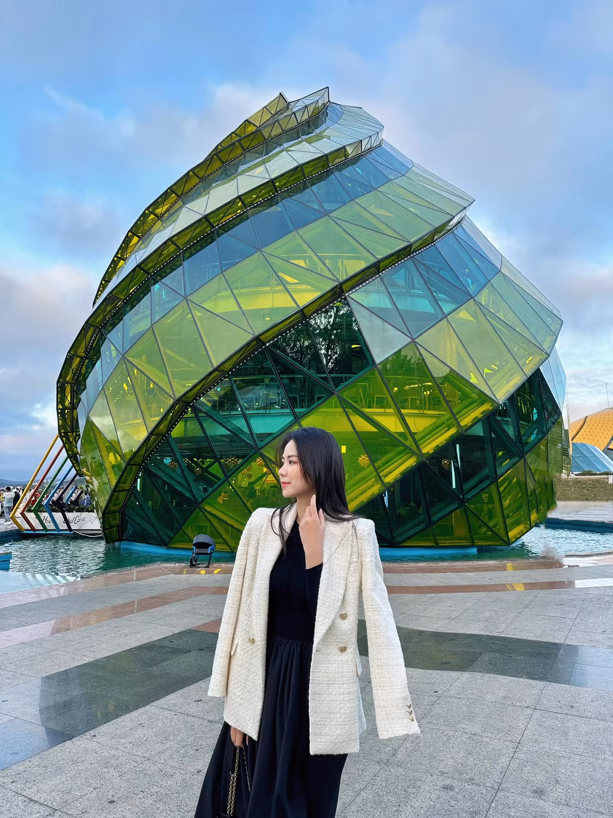 Trong suốt thời gian này, cả hai yêu xa vì Thịnh là người Đà Nẵng còn Phụng sống và làm việc tại Hà Nội. Tuy nhiên cặp đôi cũng không thấy quá xa cách hay gặp trở ngại gì vì anh chàng thường xuyên bay ra thăm người yêu. Vợ chồng Minh Phụng làm đám hỏi vào cuối tháng 5 và đến ngày 16/12 vừa qua, cặp đôi chính thức về chung một nhà.