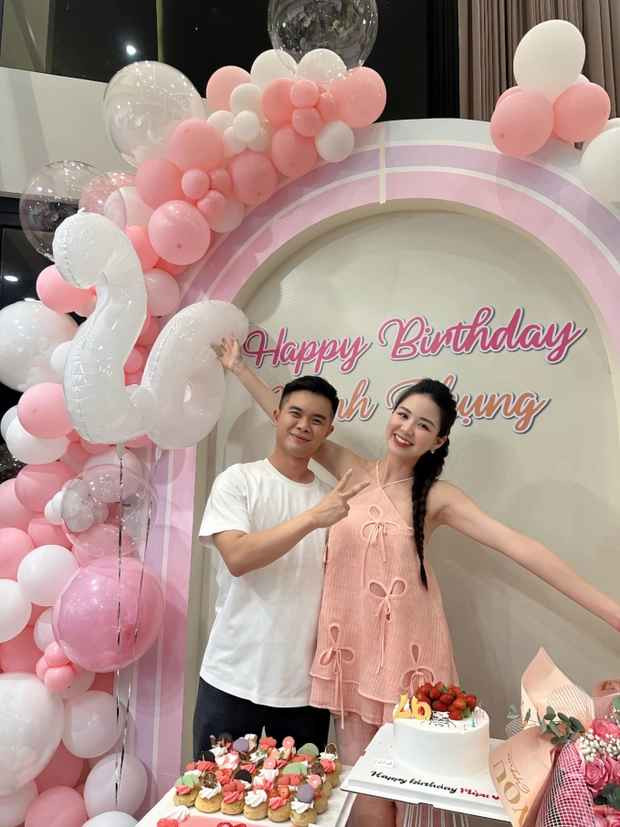 Phía dưới clip, mọi người dành rất nhiều lời chúc phúc và khen ngợi cho sự xinh đẹp của cô dâu Minh Phụng.