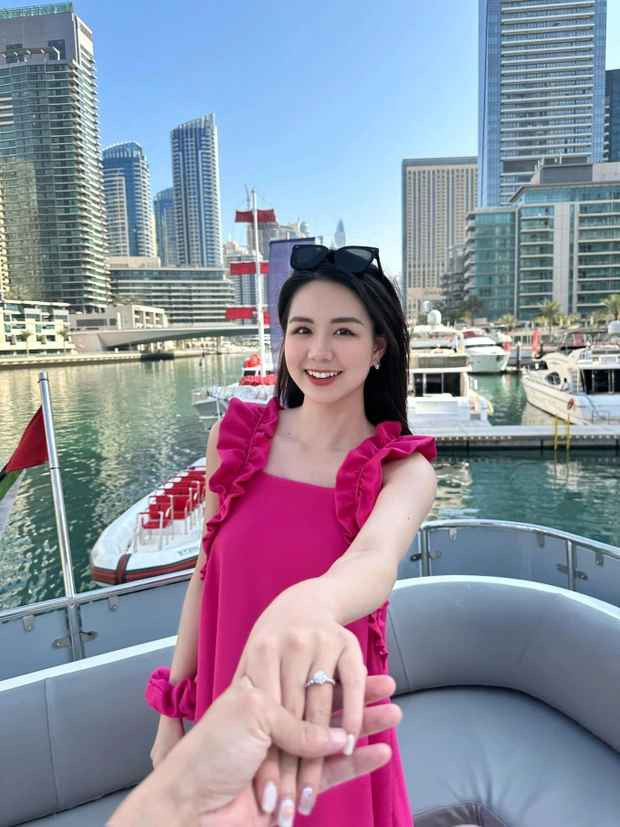 Cá nhân mình cũng không quan tâm tới những comment đó lắm vì đó là quan điểm cá nhân của mỗi người. Miễn sao người trong cuộc là 2 đứa bọn mình cảm thấy đủ yêu thương, đủ chân thành với nhau là được”. Minh Phụng cho biết thêm.