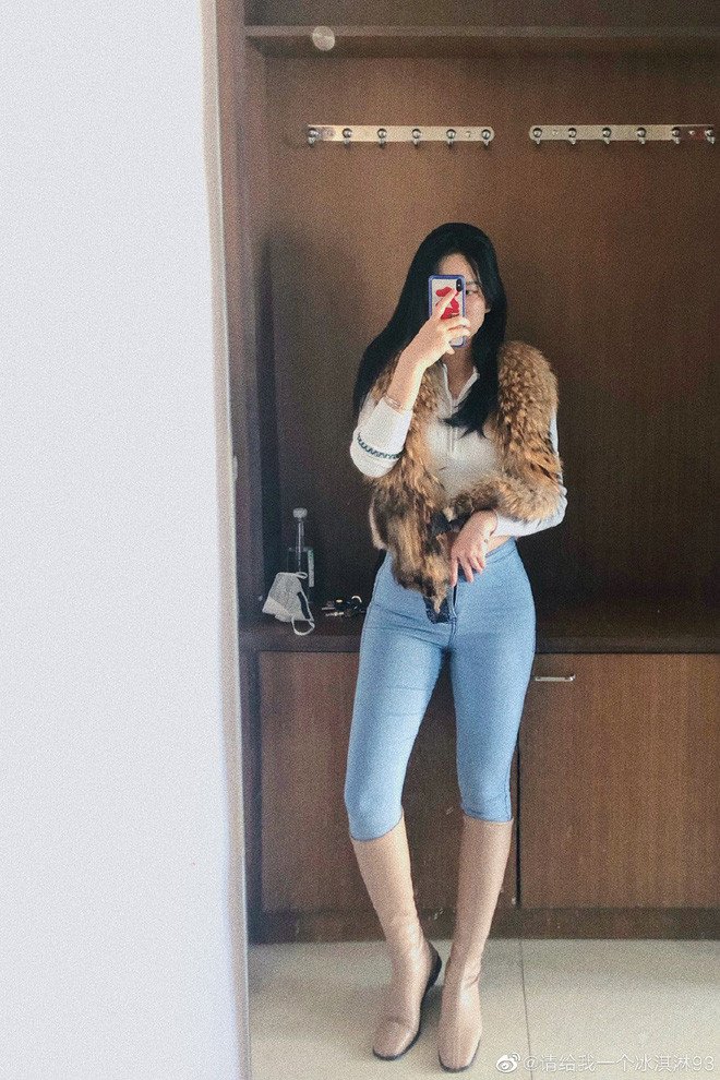 Hình ảnh chân thực tới mức phũ phàng của hot girl mạng Ice Cream khiến nhiều fan ngã ngửa bởi hình tượng nữ thần bị sụp đổ.