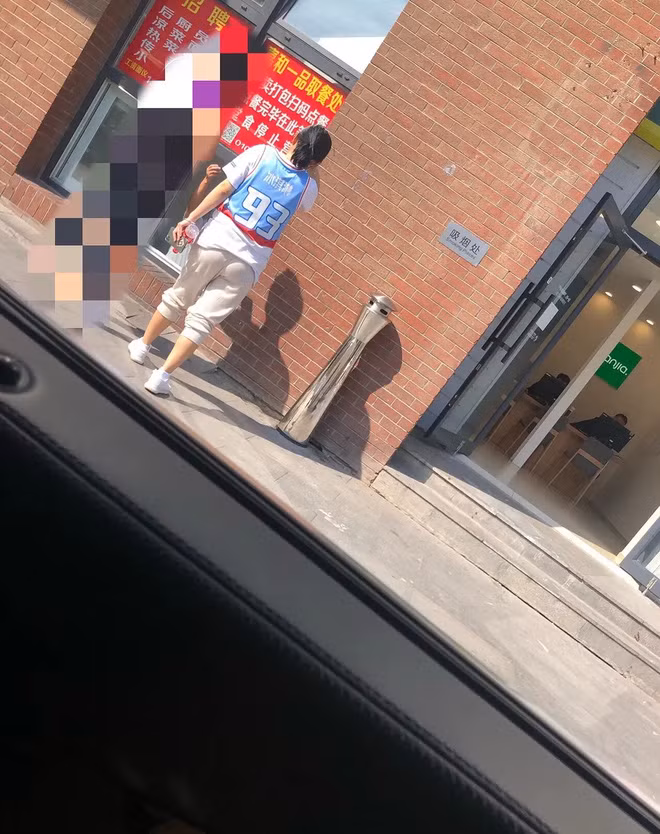 Thậm chí, gương mặt của hot girl mạng còn khá nhạt nhòa, không có gì nổi bật như những gì đã đăng tải trên trang cá nhân.