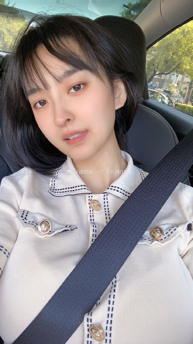 Hot girl mạng Trung Quốc mới nhất bị bóc nhan sắc thật có nickname "Ice Cream". Cô nàng này thường xuyên chia sẻ hình ảnh cực xuất sắc trên trang các nhân.