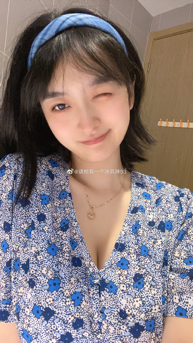 Mới đây nhất, cư dân mạng lại một lần nữa không tin vào mắt mình khi thấy một hot girl mạng xã hội lộ nhan sắc thật trong khoảng khắc bị chụp lén ngoài đời.