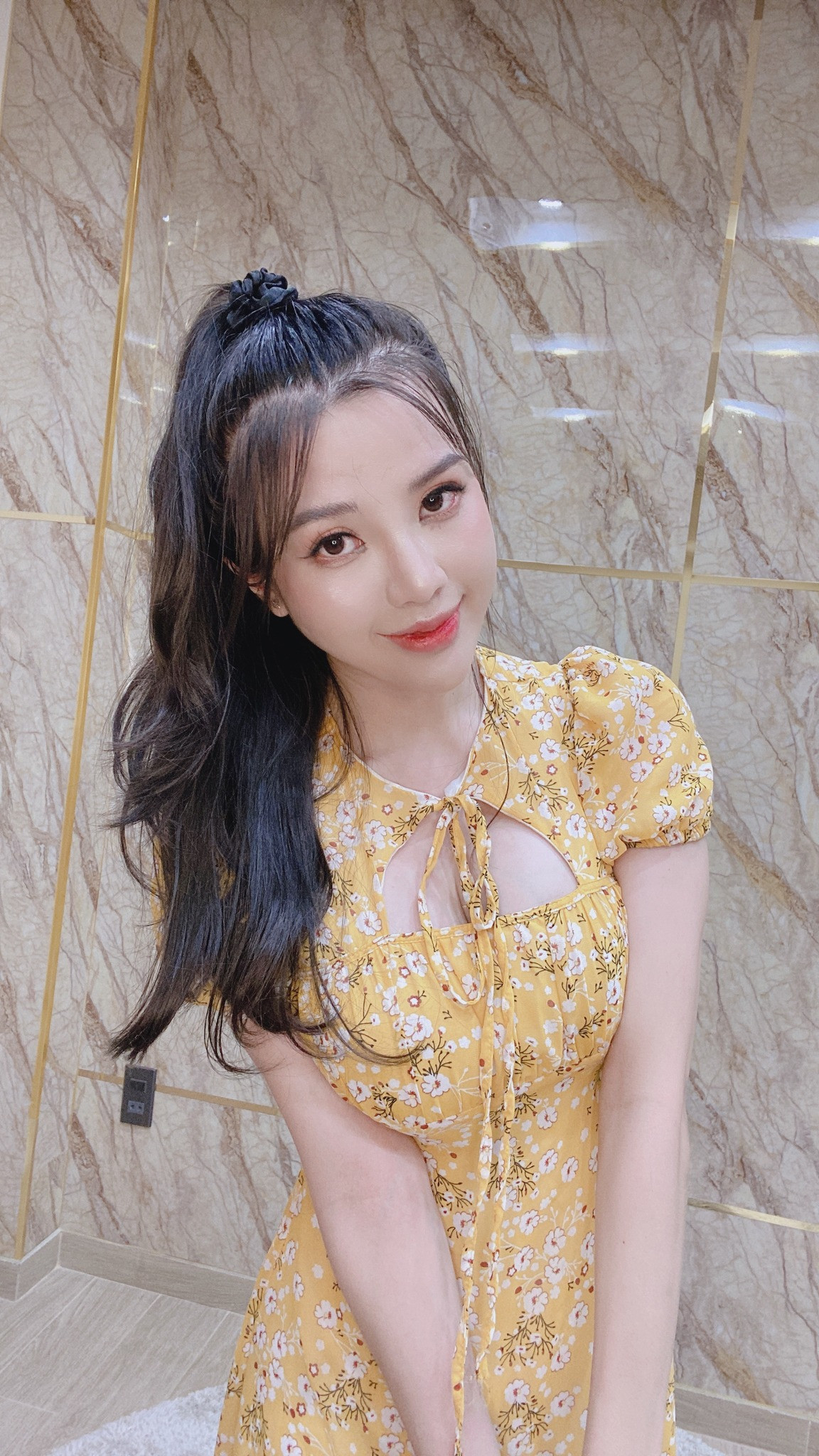 Vào năm 2018, cư dân mạng bất ngờ với hình ảnh một cô gái xinh đẹp cùng thân hình nóng bỏng cưỡi mô tô. Với lợi thế về chiều cao và vóc dáng chuẩn mẫu, Dumy Ngô dễ dàng chinh phục người nhìn bởi ngoại hình bắt mắt.